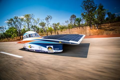 Гонка World Solar Challenge спонсируется компанией Bridgestone