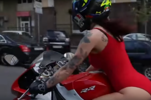 Откровенно одетая девушка на мотоцикле завоевывает сердца водителей Украины